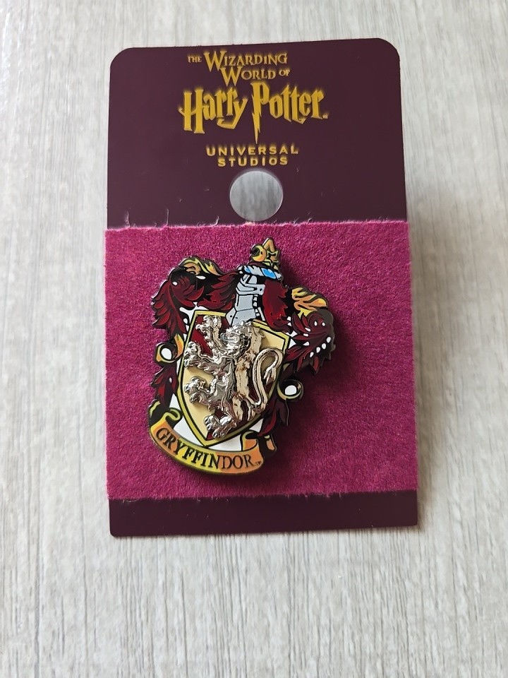 New Universal Studios Wizarding World Harry Potter Gryffindor Crest Pin
