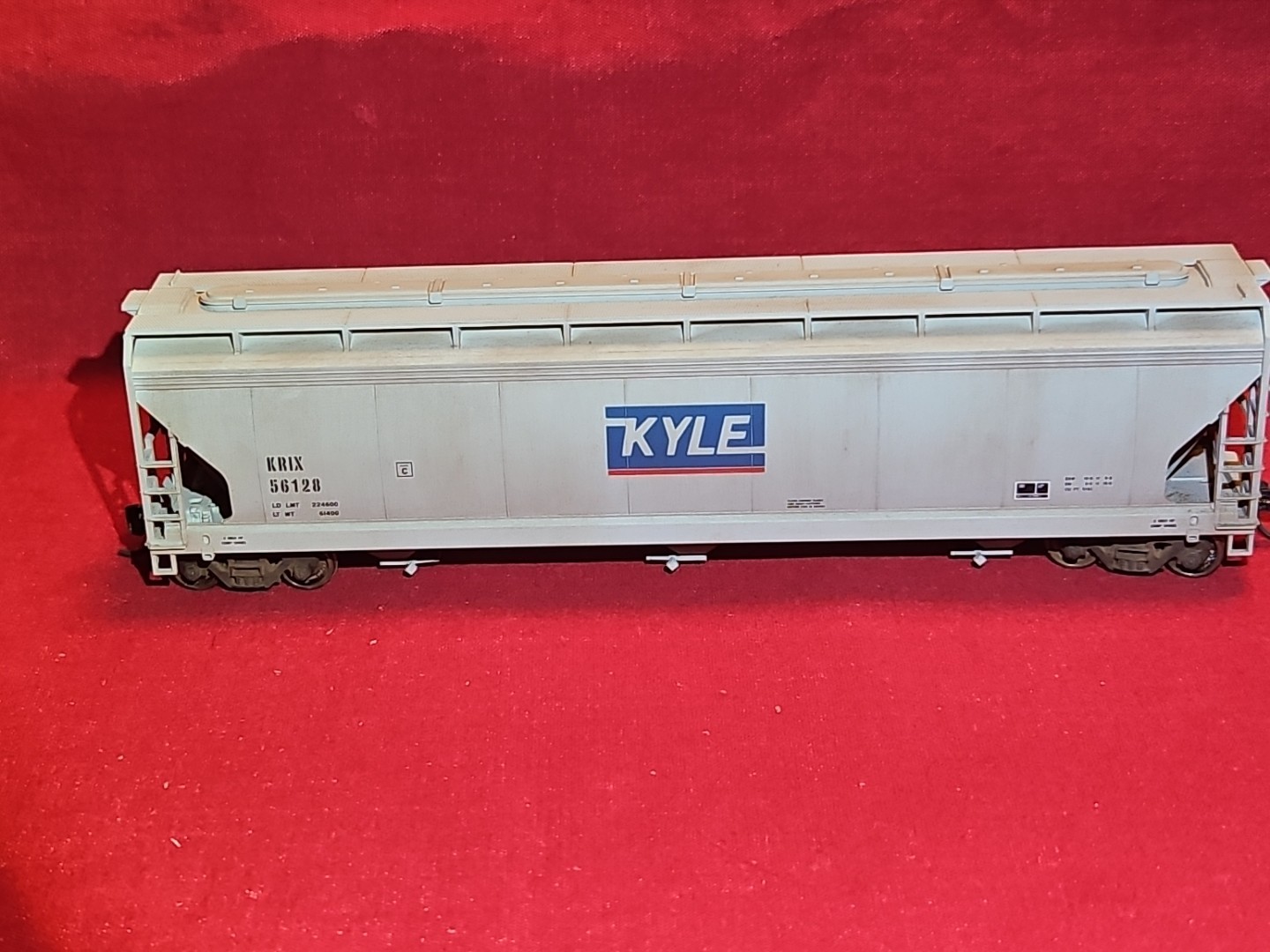 Accurail HO Kyle 3 Bay Covered Hopper # 56128