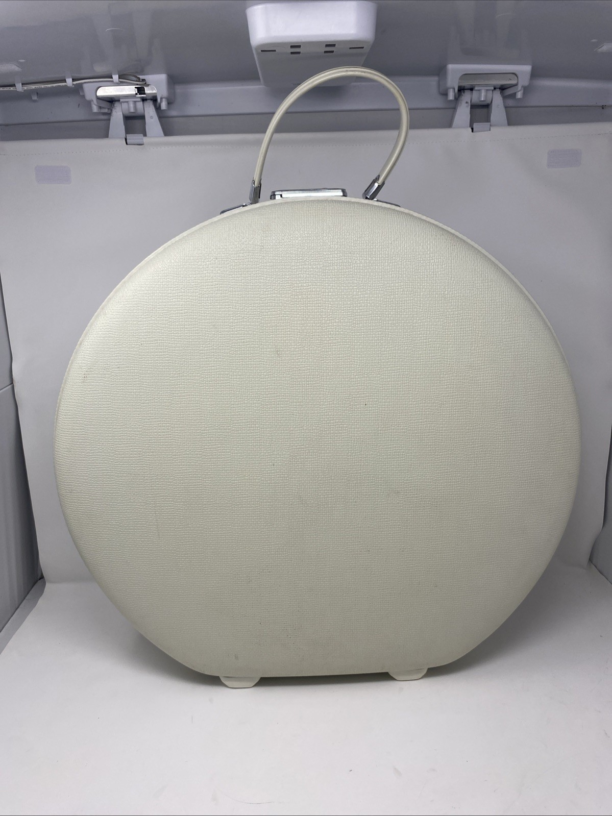 VTG American Tourister Tiara Round Travel Luggage Hat Suitcase White 19” w/Key