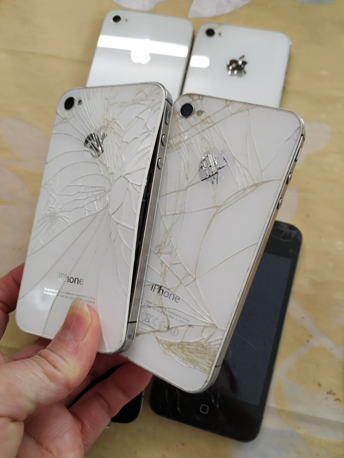 Lot of 20 Apple iPhone 4 /4s for Scrap, Parts or Gold (black/white)