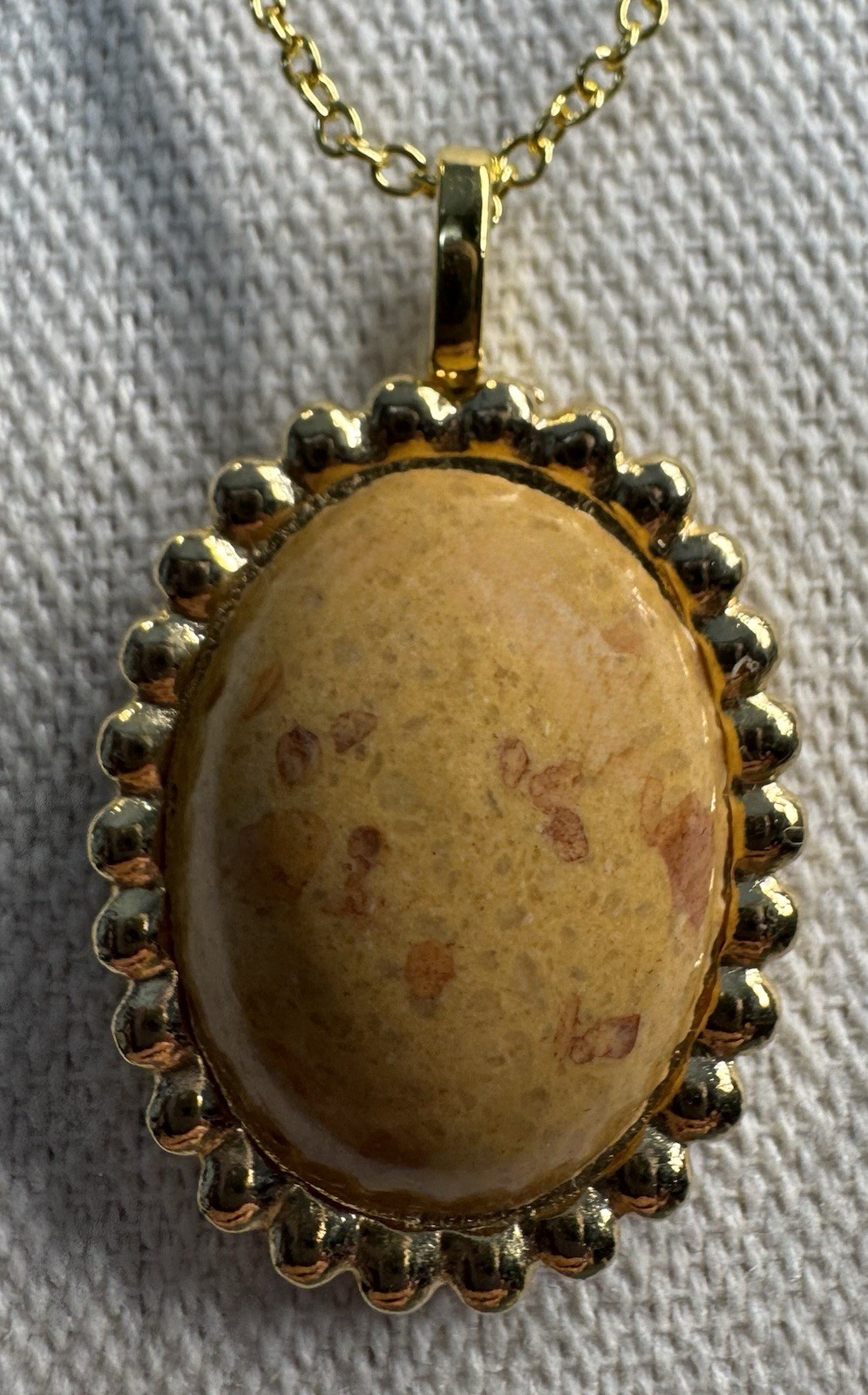 Vintage 1970’s Goldtone & Tan Oval Pendant On Gold Plated Chain Necklace