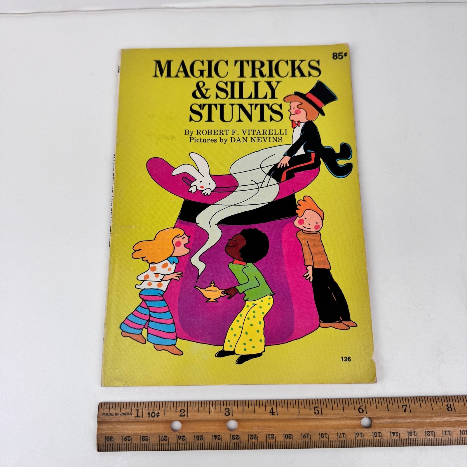 Vtg 1975 Paperback Book Magic Tricks Silly Stunts Robert Vitarelli Dan Nevins