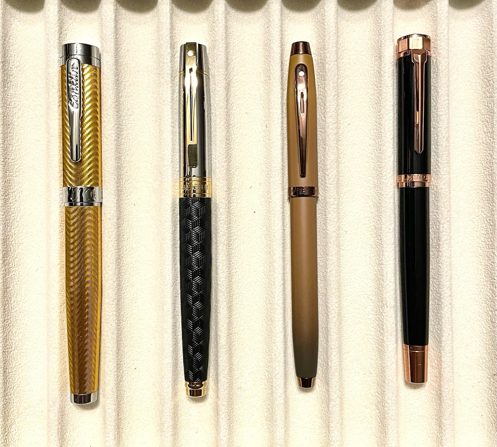 Sheaffer 300 Black Engraved Fountain Pen. Medium Nib *MINT * FREE SHIPPING 