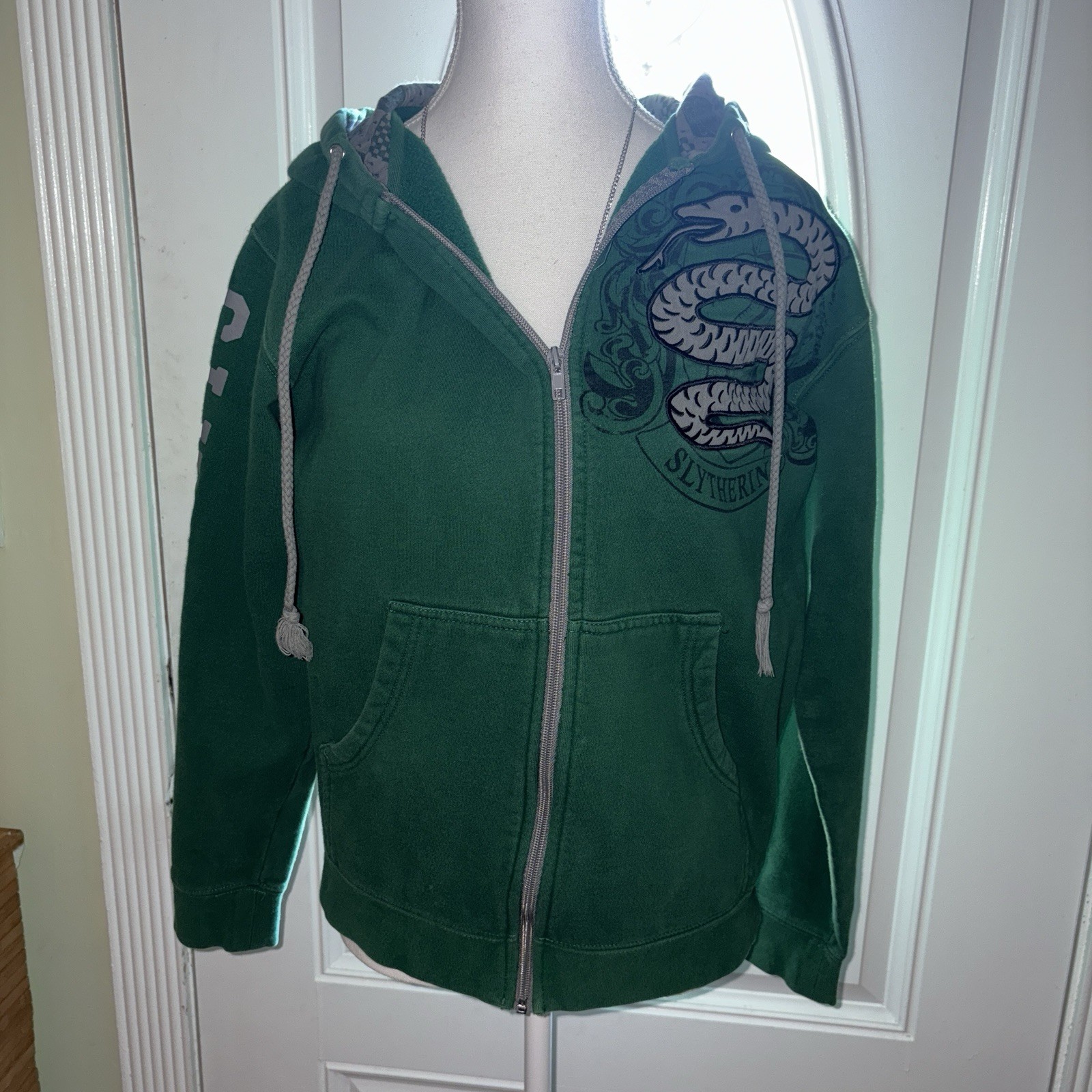 The Wizarding world of Harry Potter Universal Studios Slytherin xs Green Hoodie