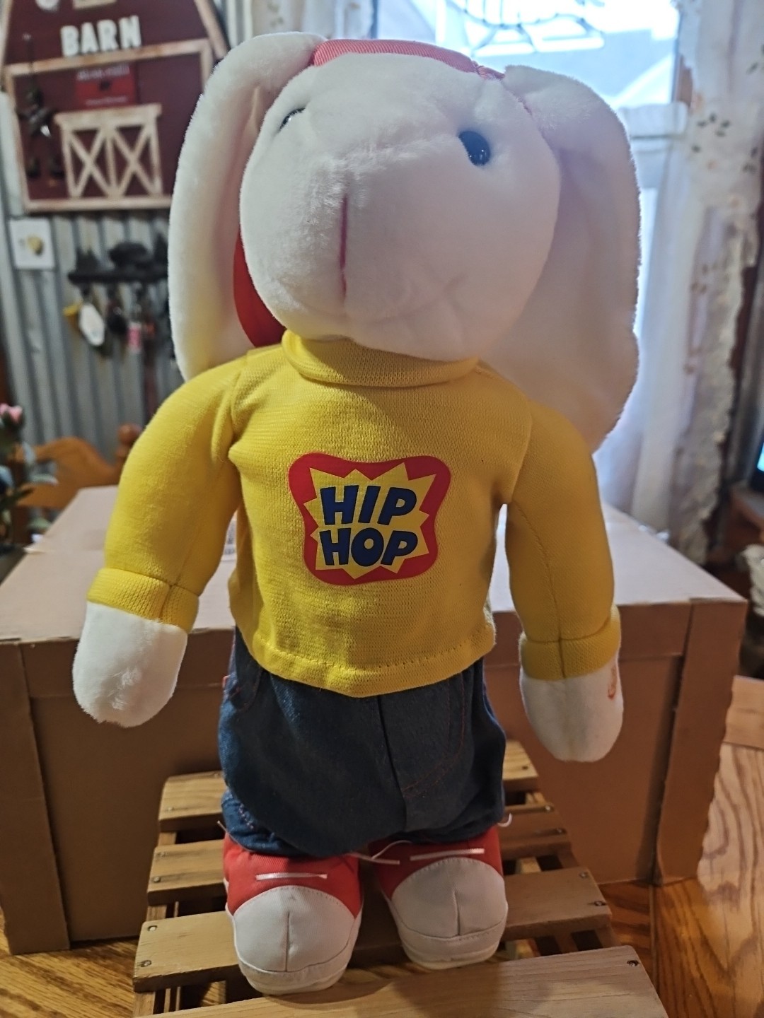 It's the Hip Hop Bunny -- and he hip hops! (B24)