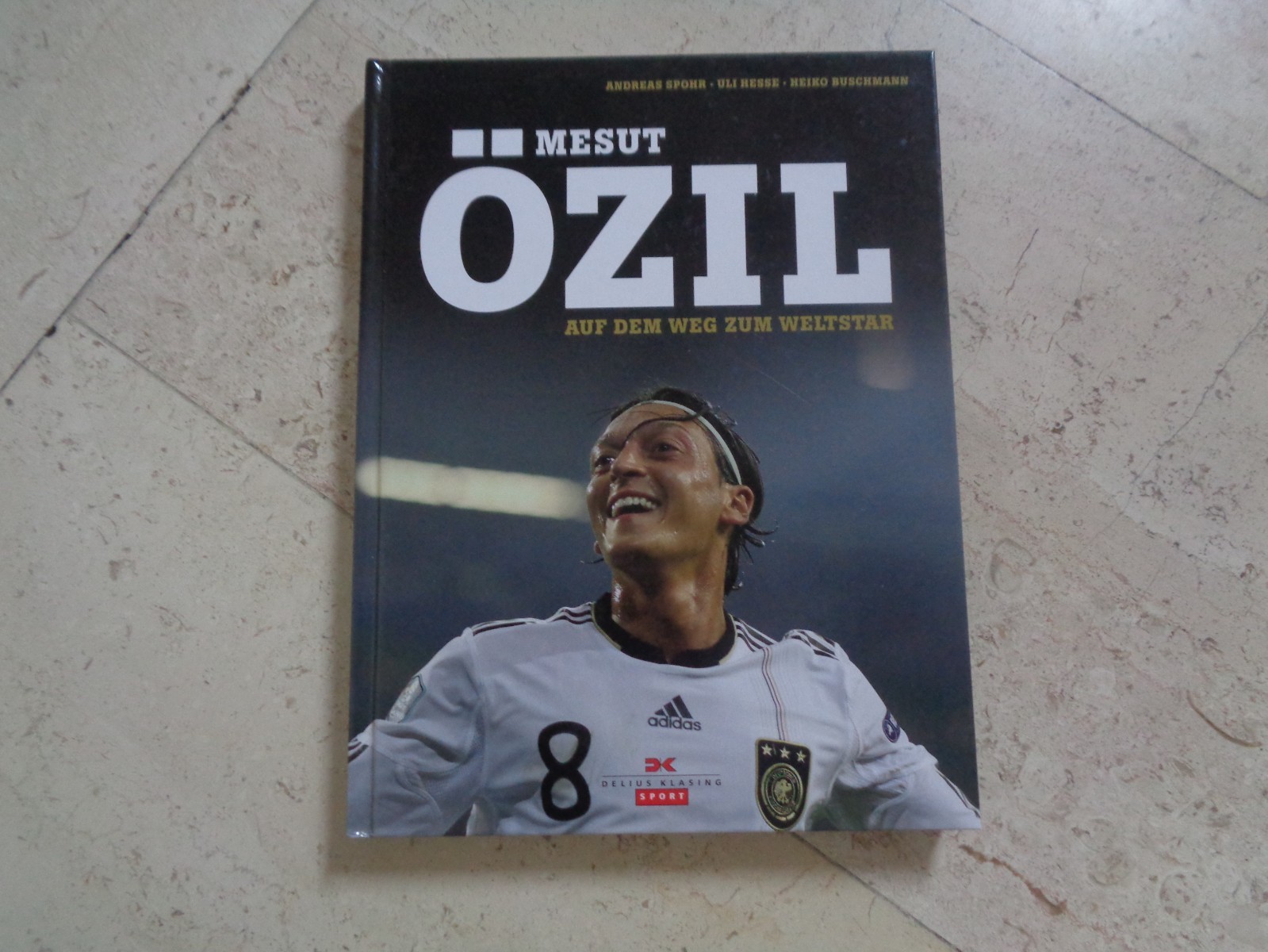 Mesut Özil FANTASTIC exclusive photobook / biography book  HARDCOVER TONS photos