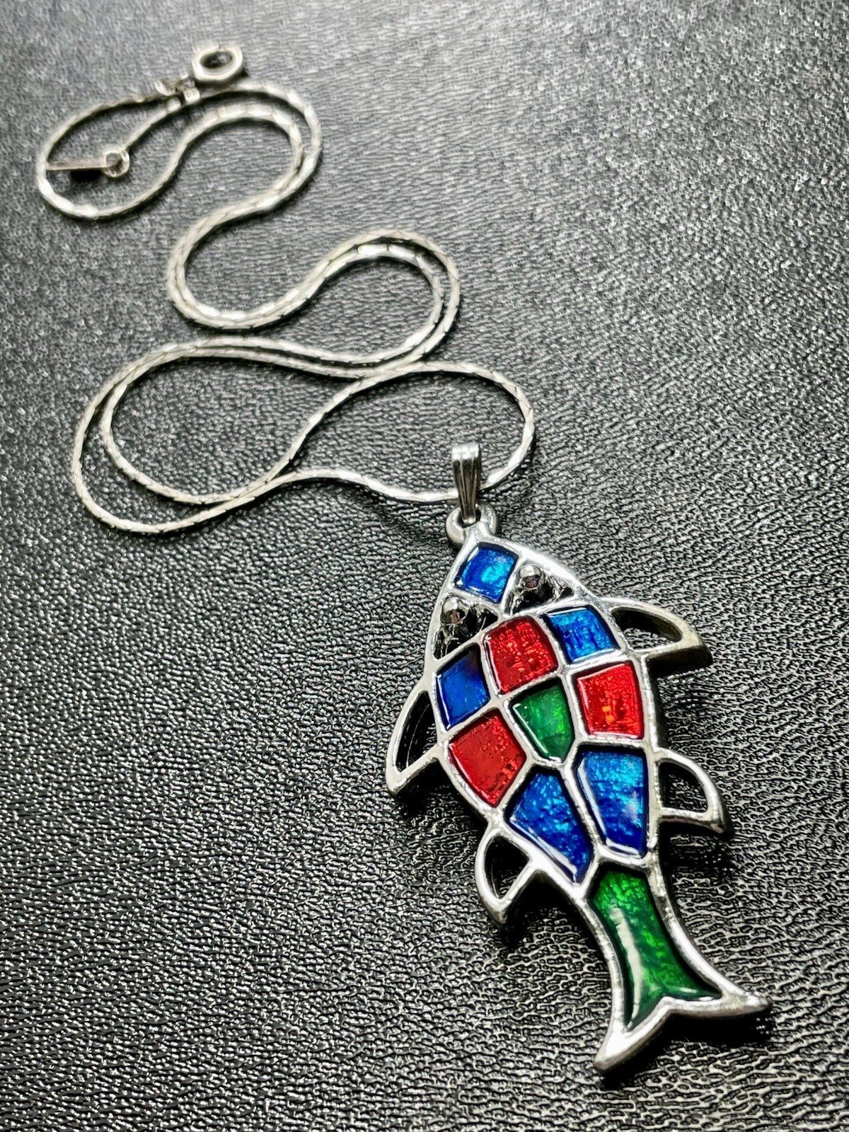 Vintage 18” Large Blue Red & Green Fish Pendent Silver Tone Chain Necklace 