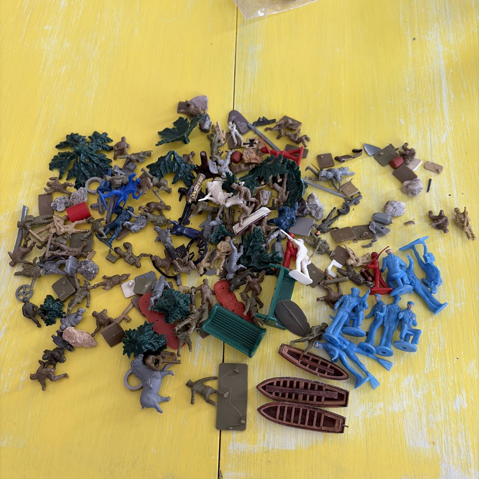 Vintage Small Scale  Mini Soldiers Misc Lot 3/4" -1"  Most Are For Parts