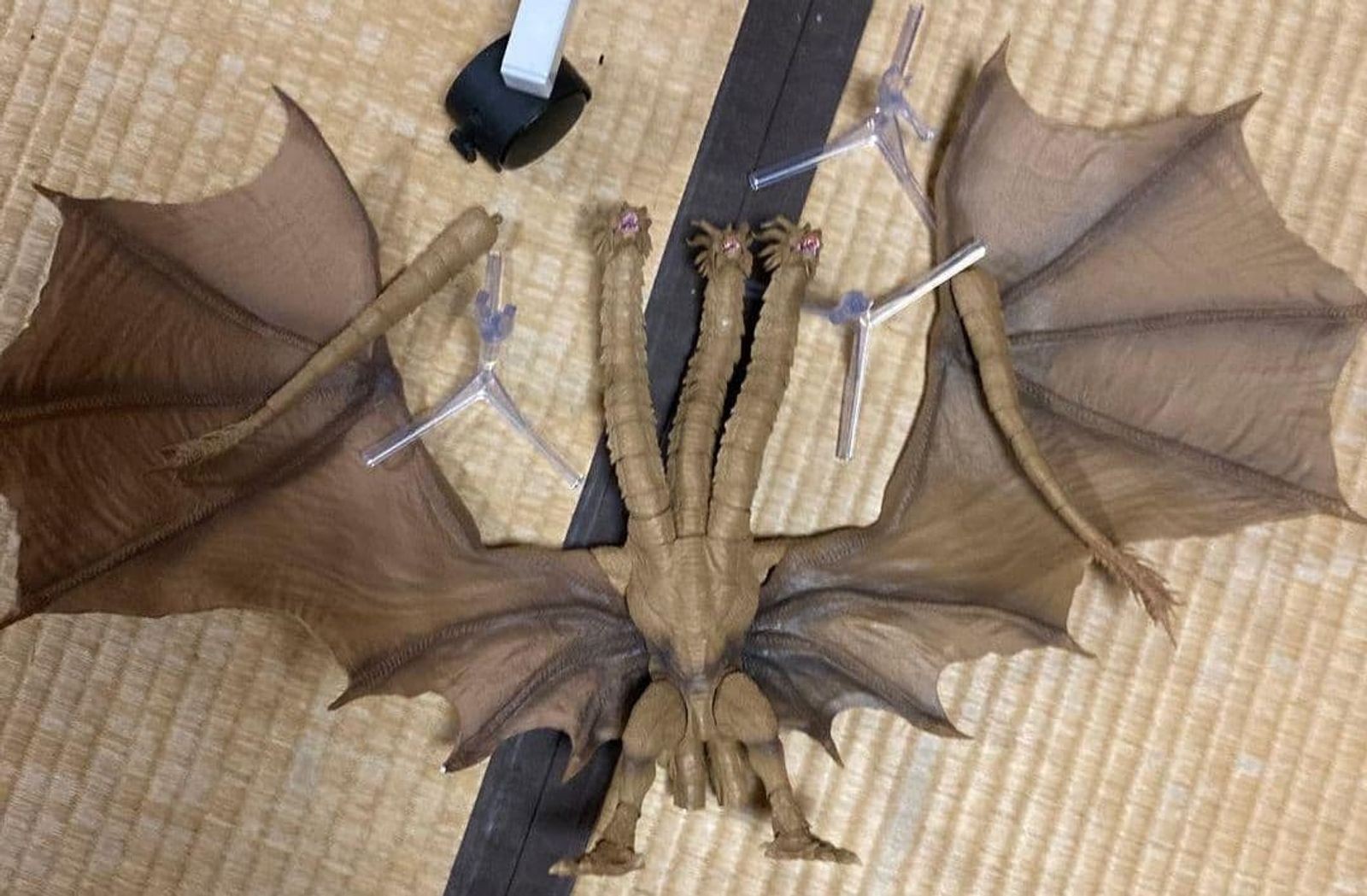 S.H.MonsterArts King Ghidorah 2019 Figure - Godzilla Bandai - Missing Parts