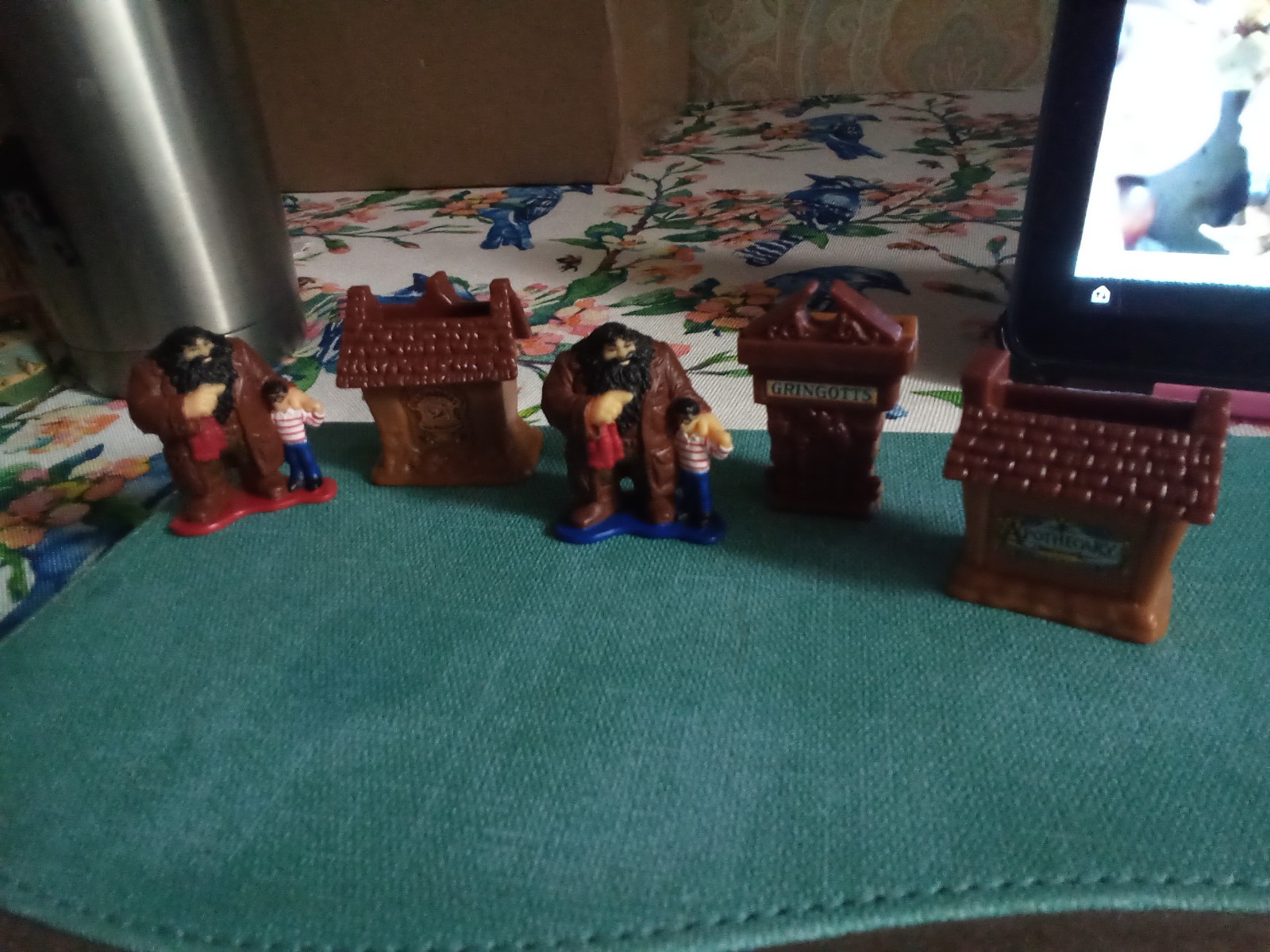 Set of 2 Harry Potter Hagrid 1.5" Figures & 3 Houses Replacement Pieces