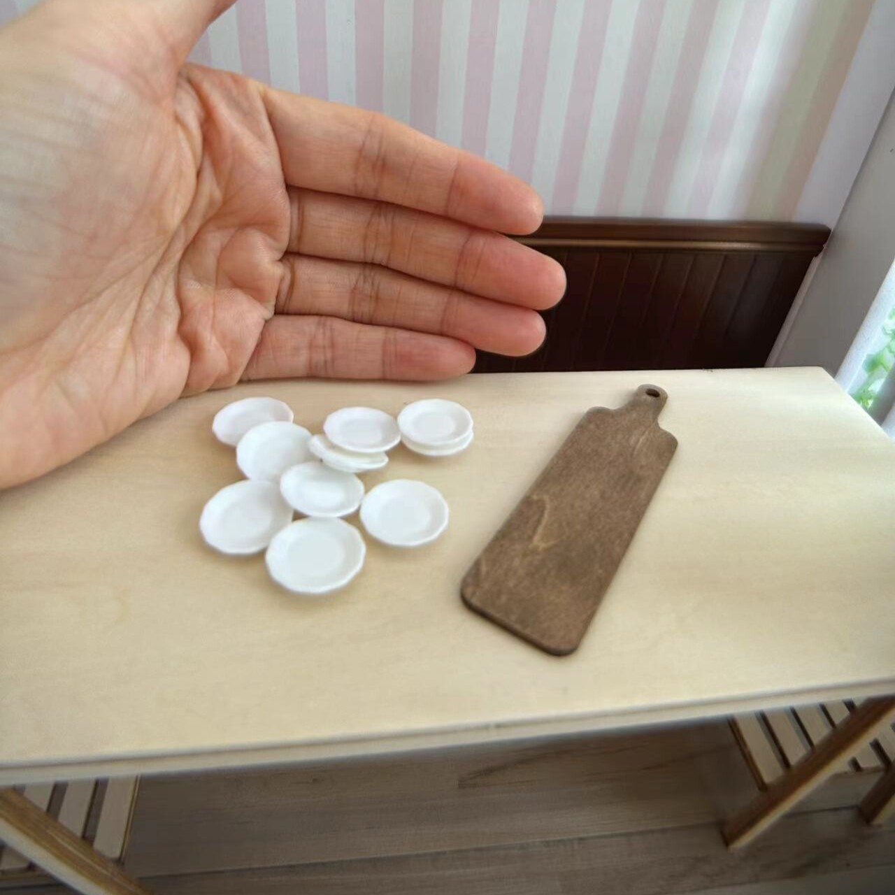 1Set 1/24 Scale Dollhouse Kitchen Miniatures Resin Plates Dish Wooden Tray Decor