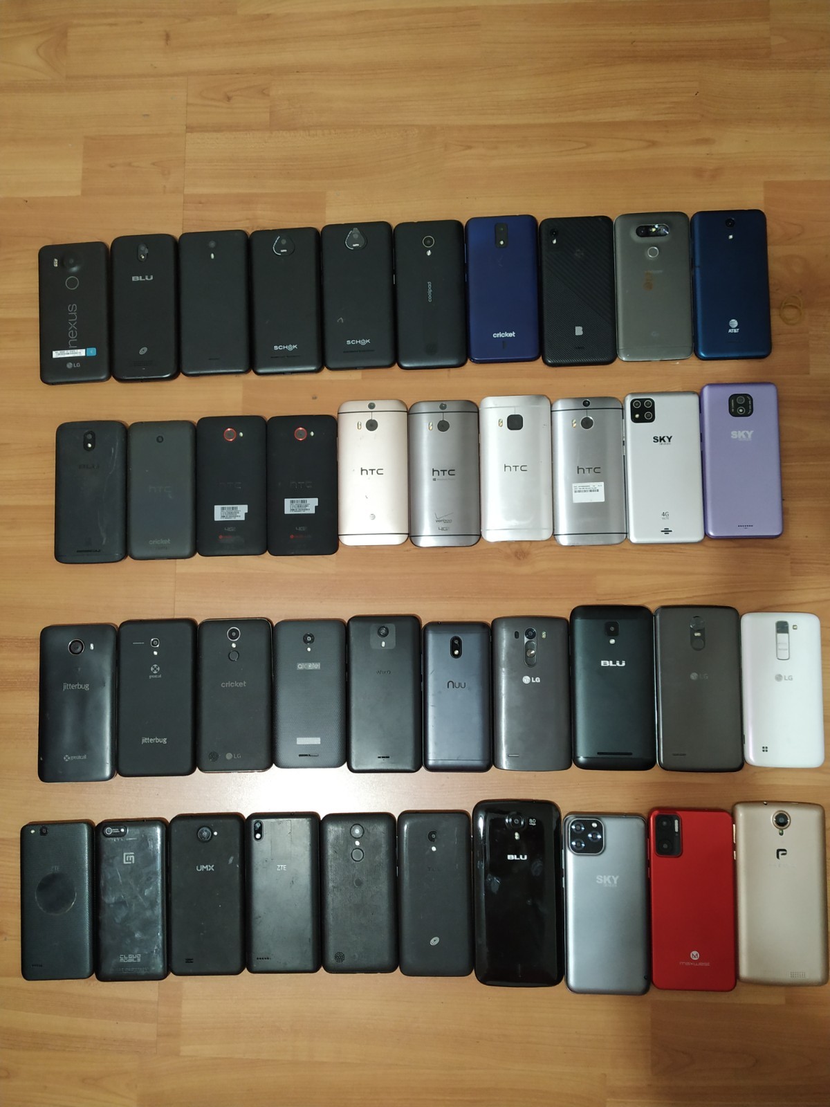 Lot of 40 Mixed Brand LG /hTC/BLU/SKY and other For parts