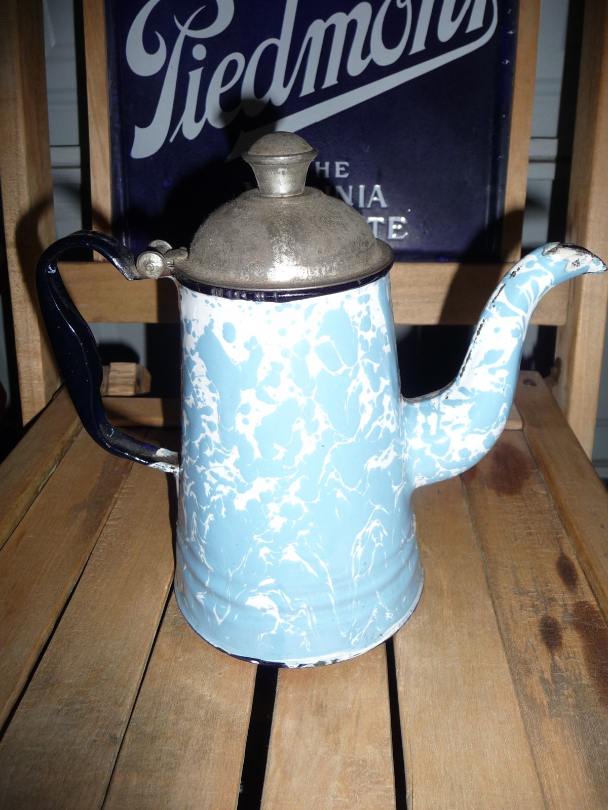 ANTIQUE USA PORCELAIN ENAMEL BLUE & WHITE SWIRL GRANITEWARE TEAPOT BLACK HANDLE
