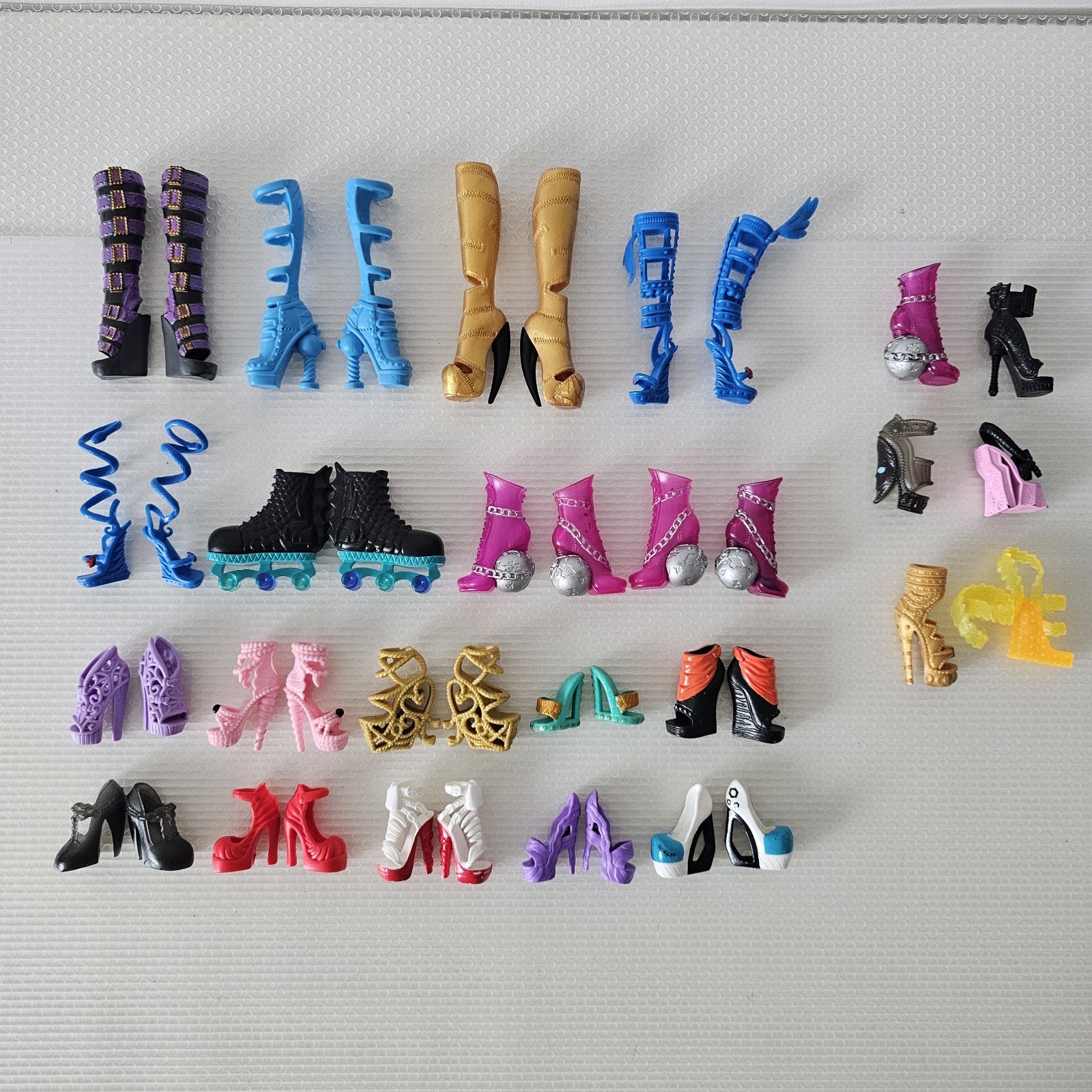 Monster High Lot of 18 Pair of Shoes / Heels / Boots + 6 Singles Replacements