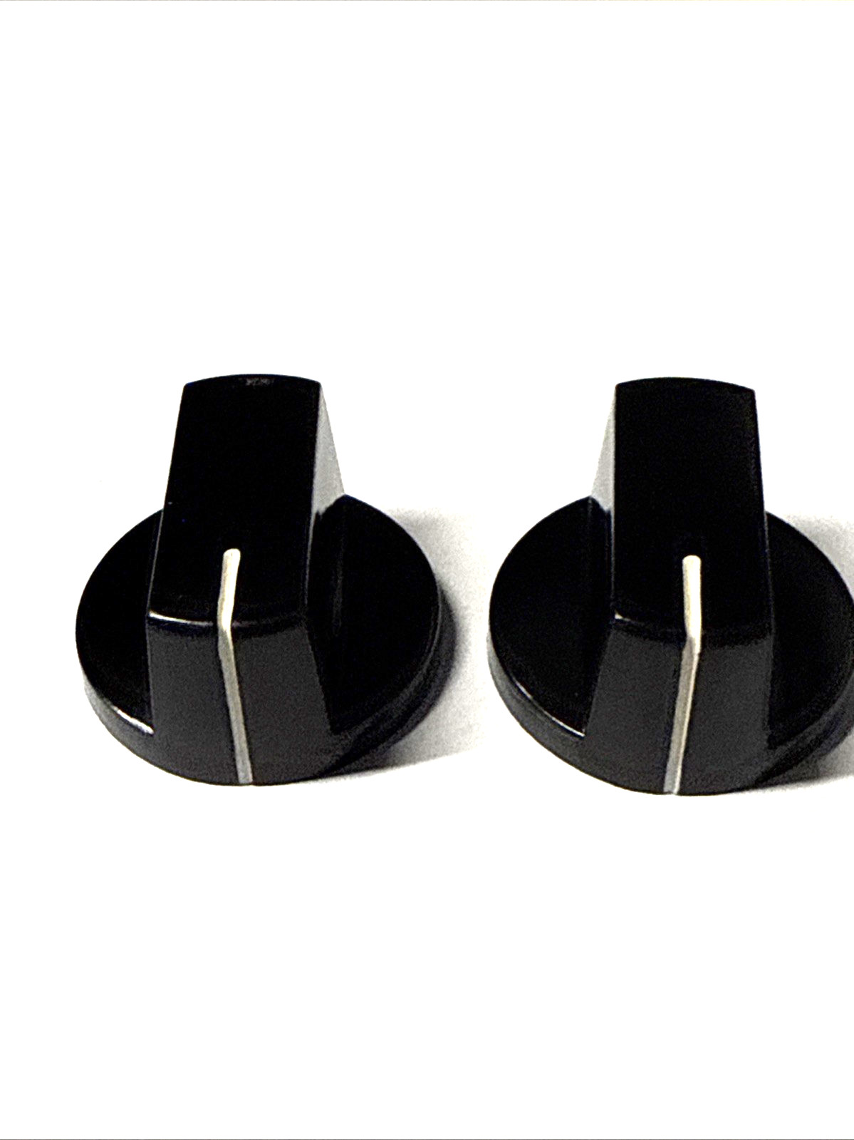 set of 2   knobs w/ skirt  OD = 26 mm for 6 mm shaft 0.25 inch w/pointer NOS