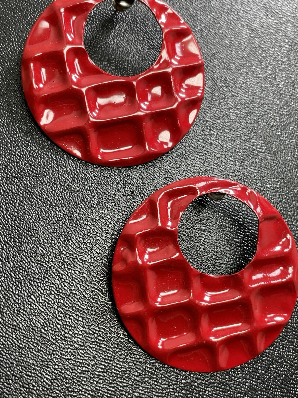 Vintage 1.8” Red Enameled Metal Textured Retro Round Earrings