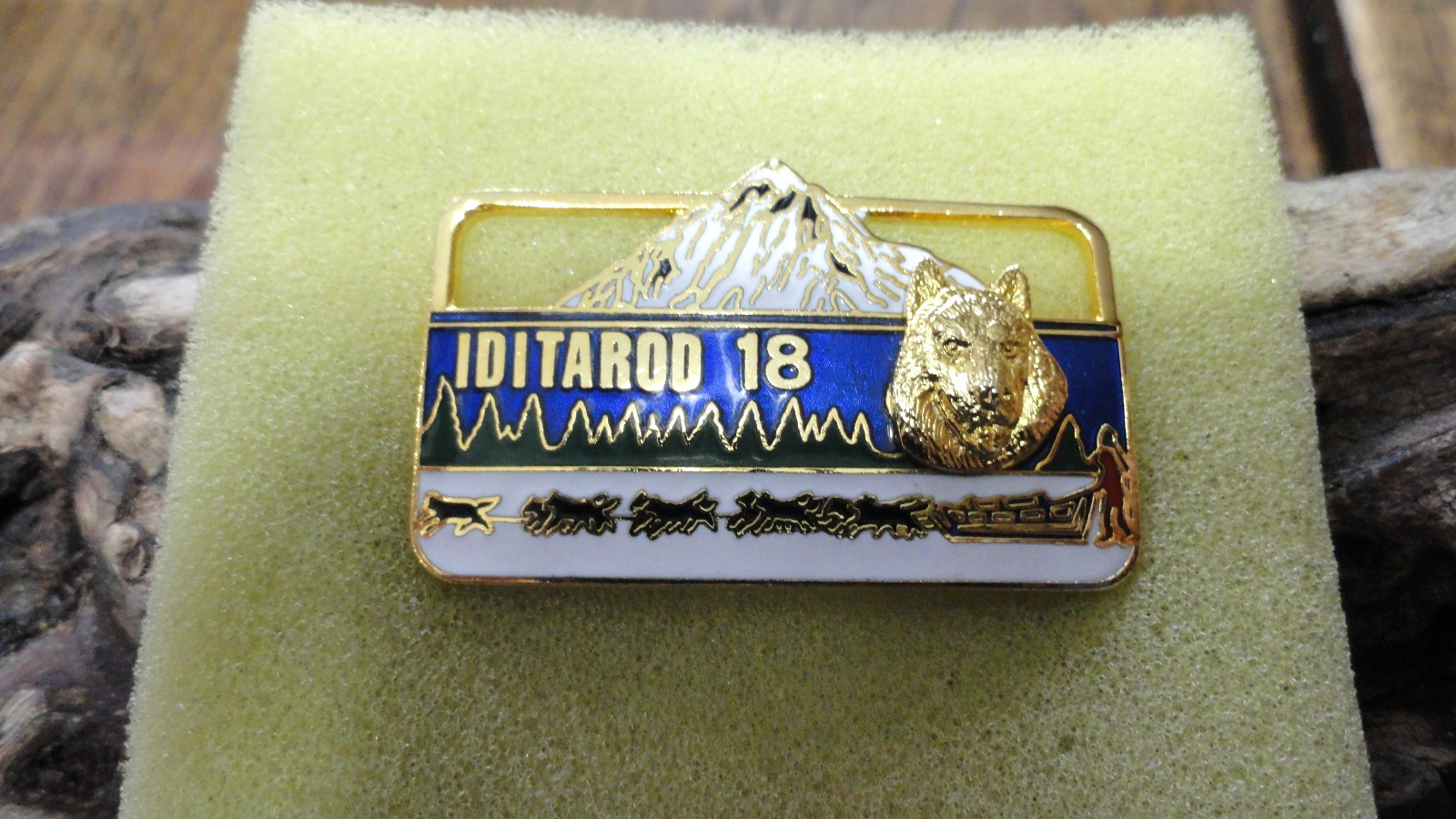 Vtg 1990 Iditarod 18 Alaska Tie/Lapel Pin Dog Sled Race Mushers Enamel Gold Tone