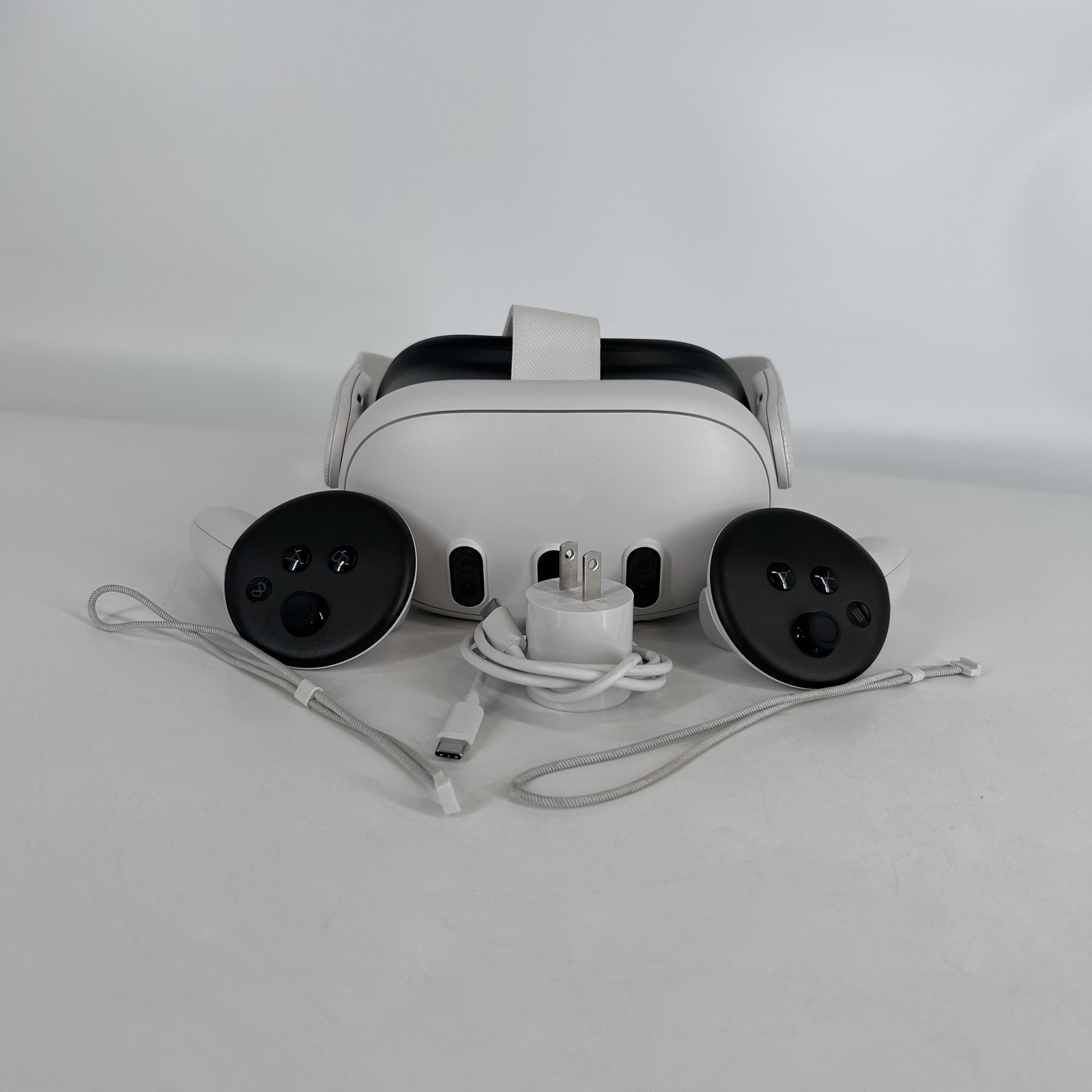 Meta Quest 3 VR Headset 128GB w/ Charger/Controllers/Regular Strap - Excellent