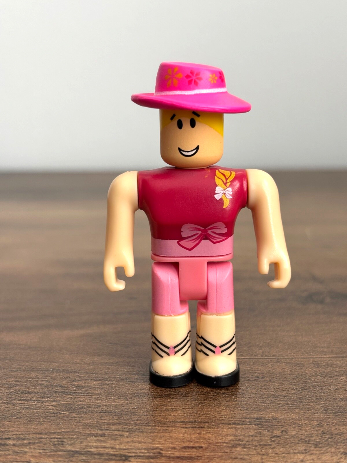 ROBLOX Series 3 HIGH SCHOOL MINI Girl  Figure Toy Jazwares Pink Hat Flowers