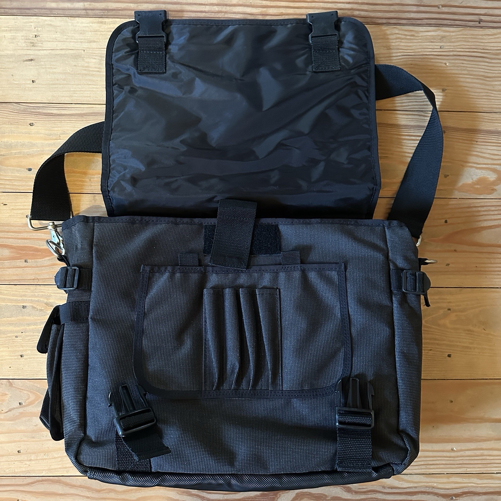 Totes Large Black Nylon Messenger Bag Discontinued Vintage Shoulder Travel Bag