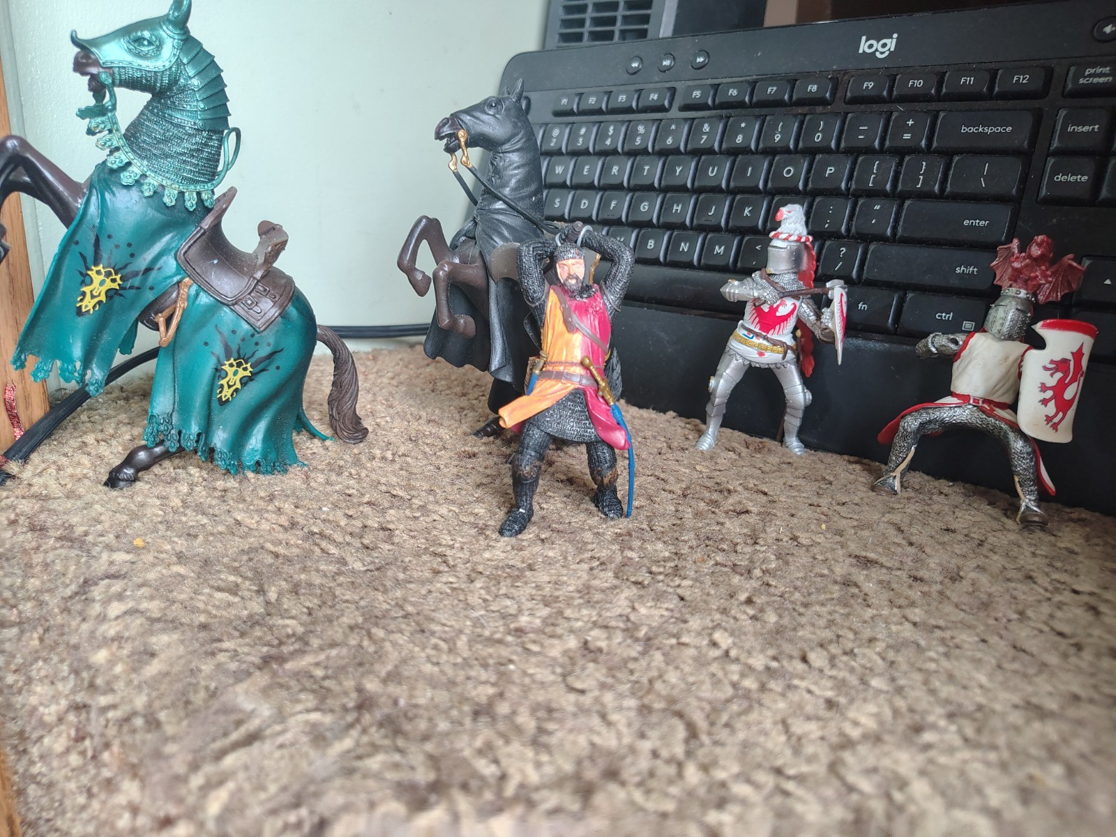 Medieval Knight Toy Soldier Figures with Horses Plastic Figure Set