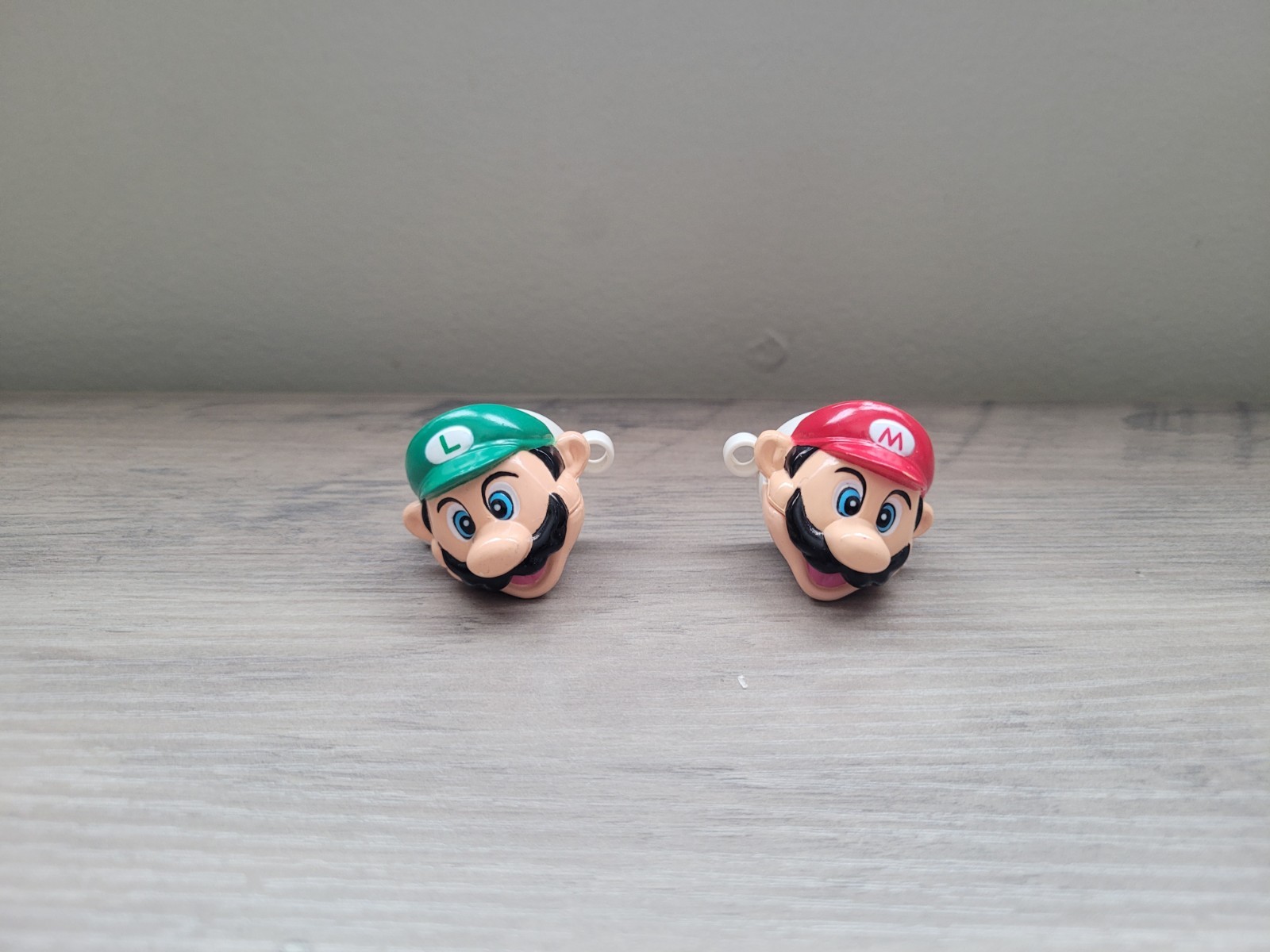 VtG 1989 Nintendo Super Mario Bros Bow Biters Shoe Laces Biters Mario & Luigi 