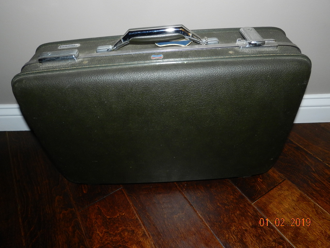 Vintage American Tourister Suitcase Luggage army green 22x14x7 inches has key