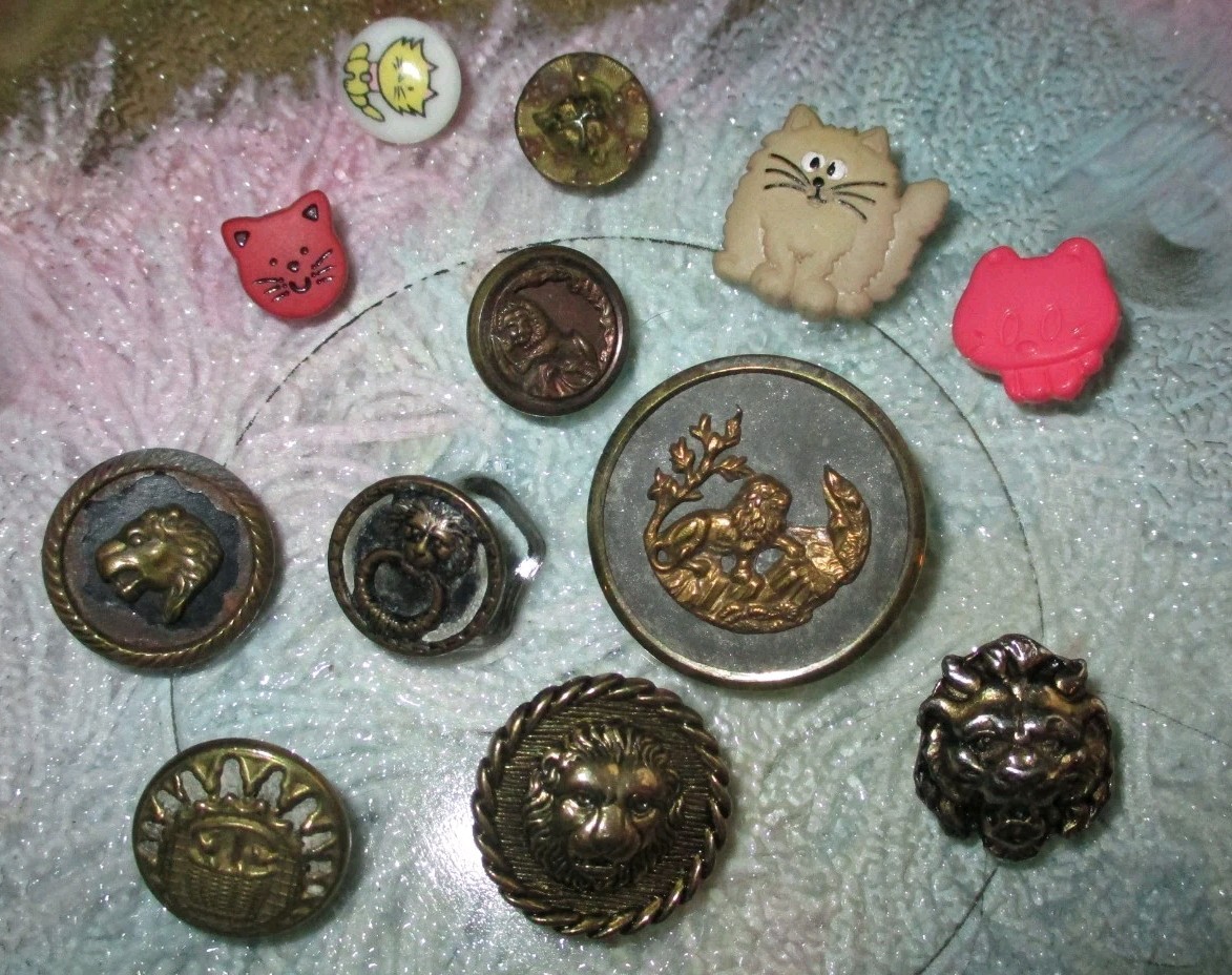 LOT 12 ANTIQUE & VINTAGE CAT KITTEN BUTTONS - VICTORIAN METAL PICTURES REALISTIC