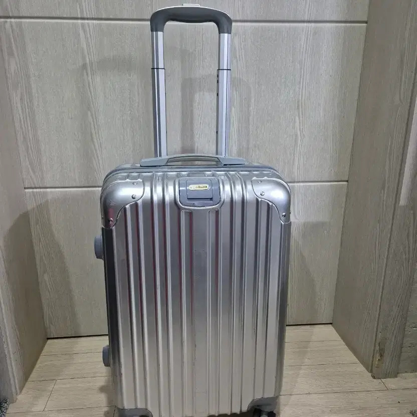 20 Inch Hard Shell Travel Suitcase Durable & Lightweight