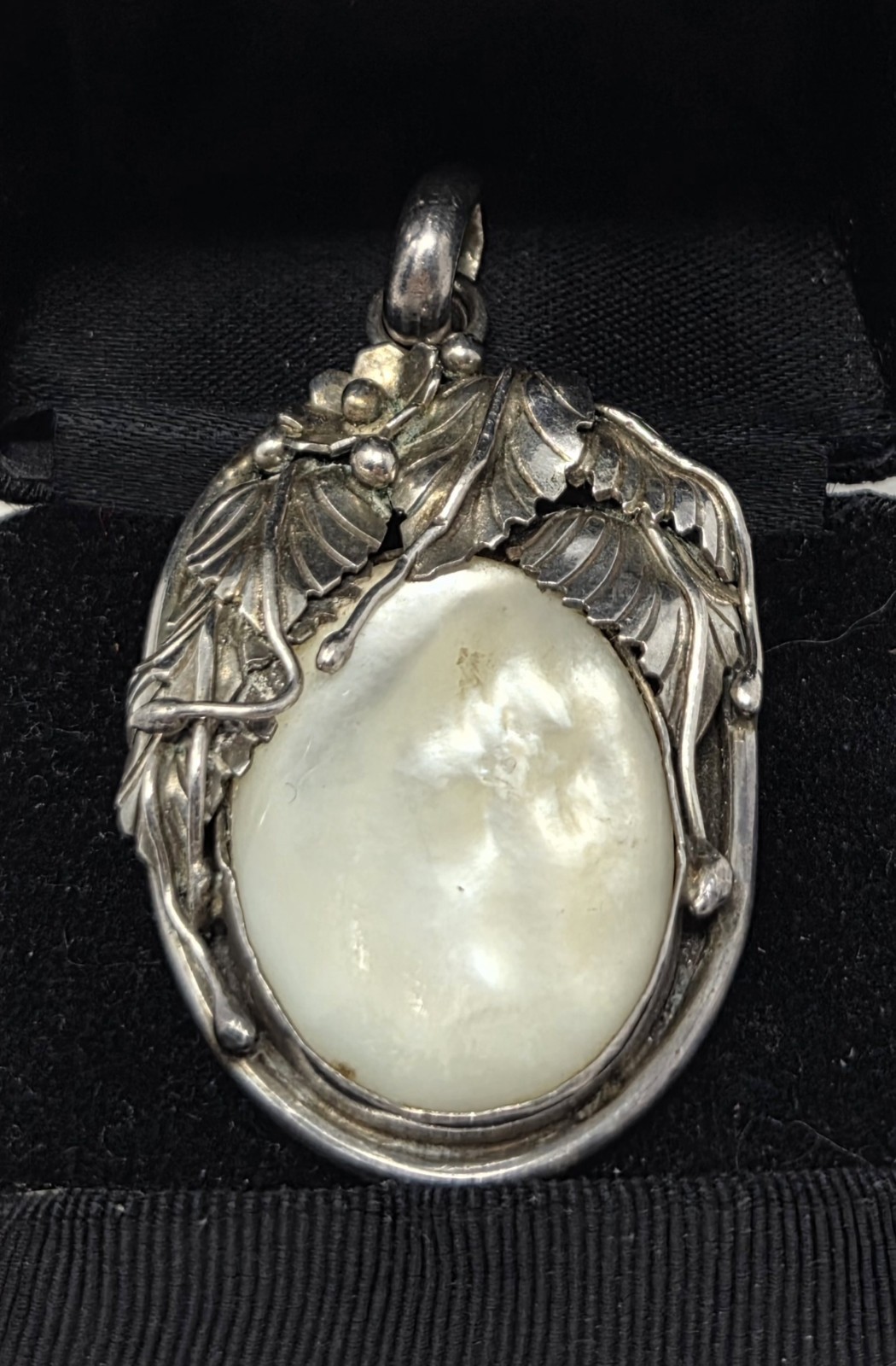 NATIVE AMERICAN 925 STERLING SILVER MOTHER OF PEARL PENDANT 2"x1"