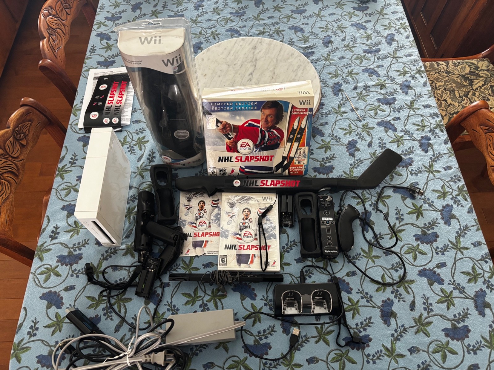 Nintendo Wii Console with Controllers, NHL Snapshot Game plus 2 Sticks, BONUS