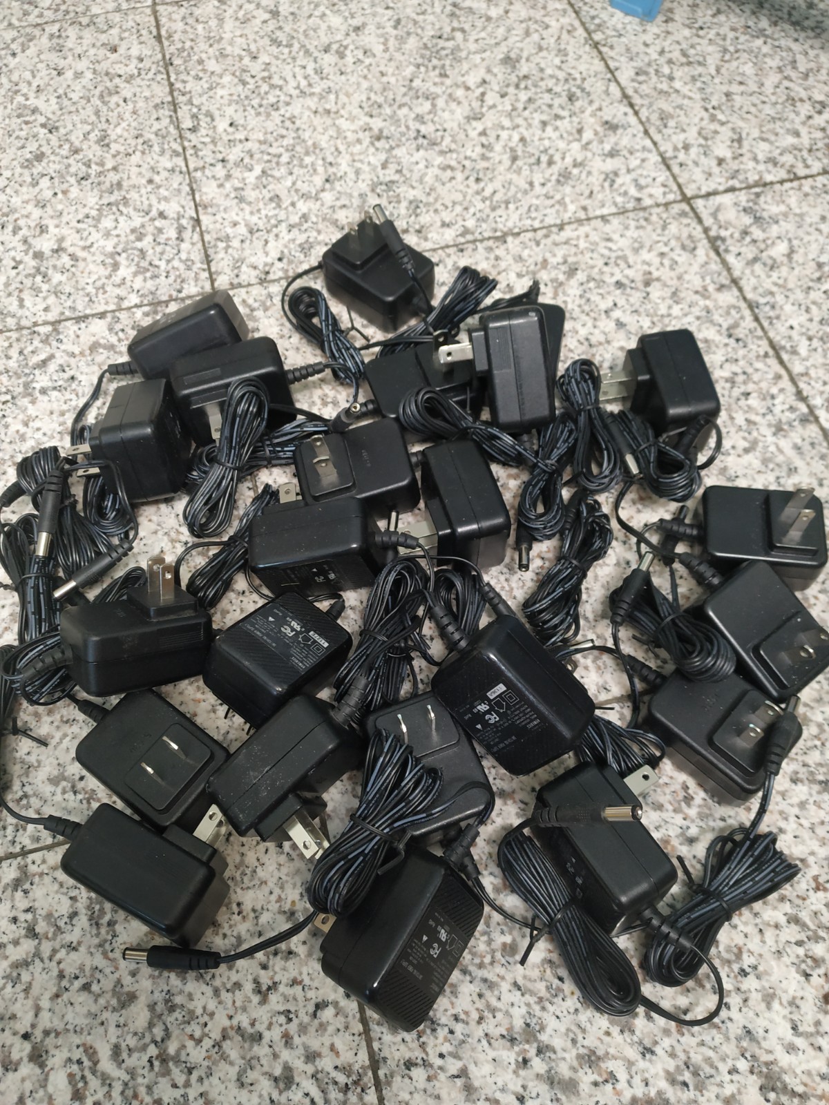 Lot of 23 AC/DC Adaptor INPUT:100-240V 50-60Hz 0.2A OUTPUT:6VDC 1A 5mm plug tip