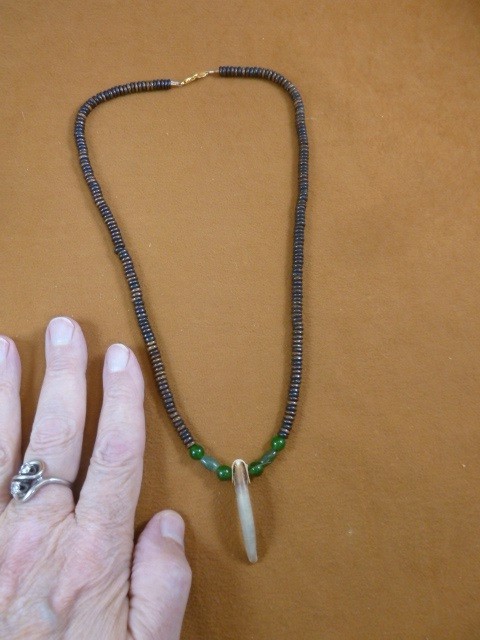 W40-2) 1-5/8" BADGER claw brown ache and green jade gemstone 20" beaded necklace