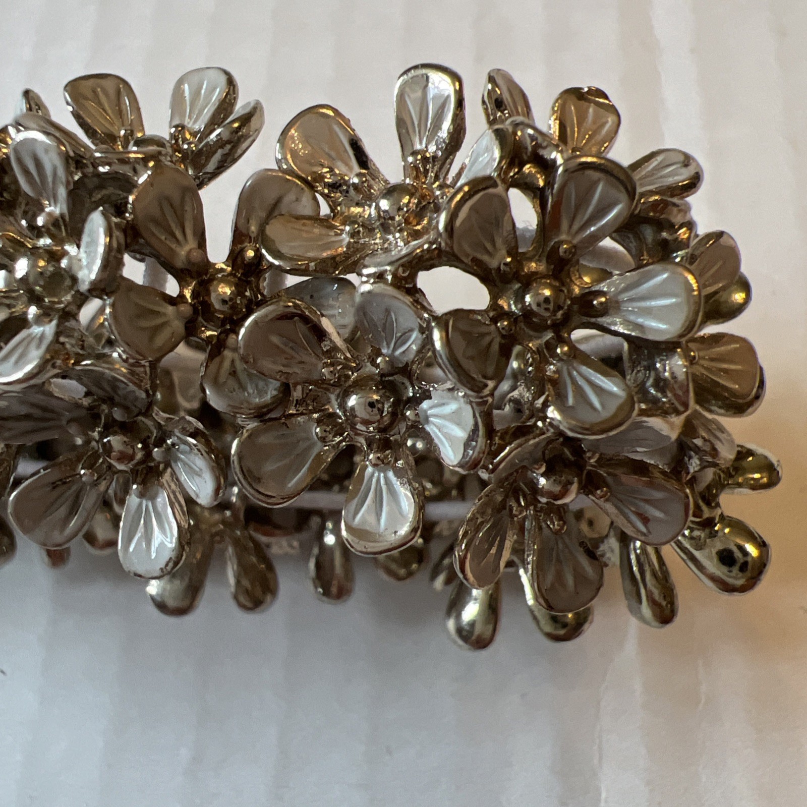 VINTAGE Daisy Floral Silver Tone Bracelet Bangle Stretchy Elastic 