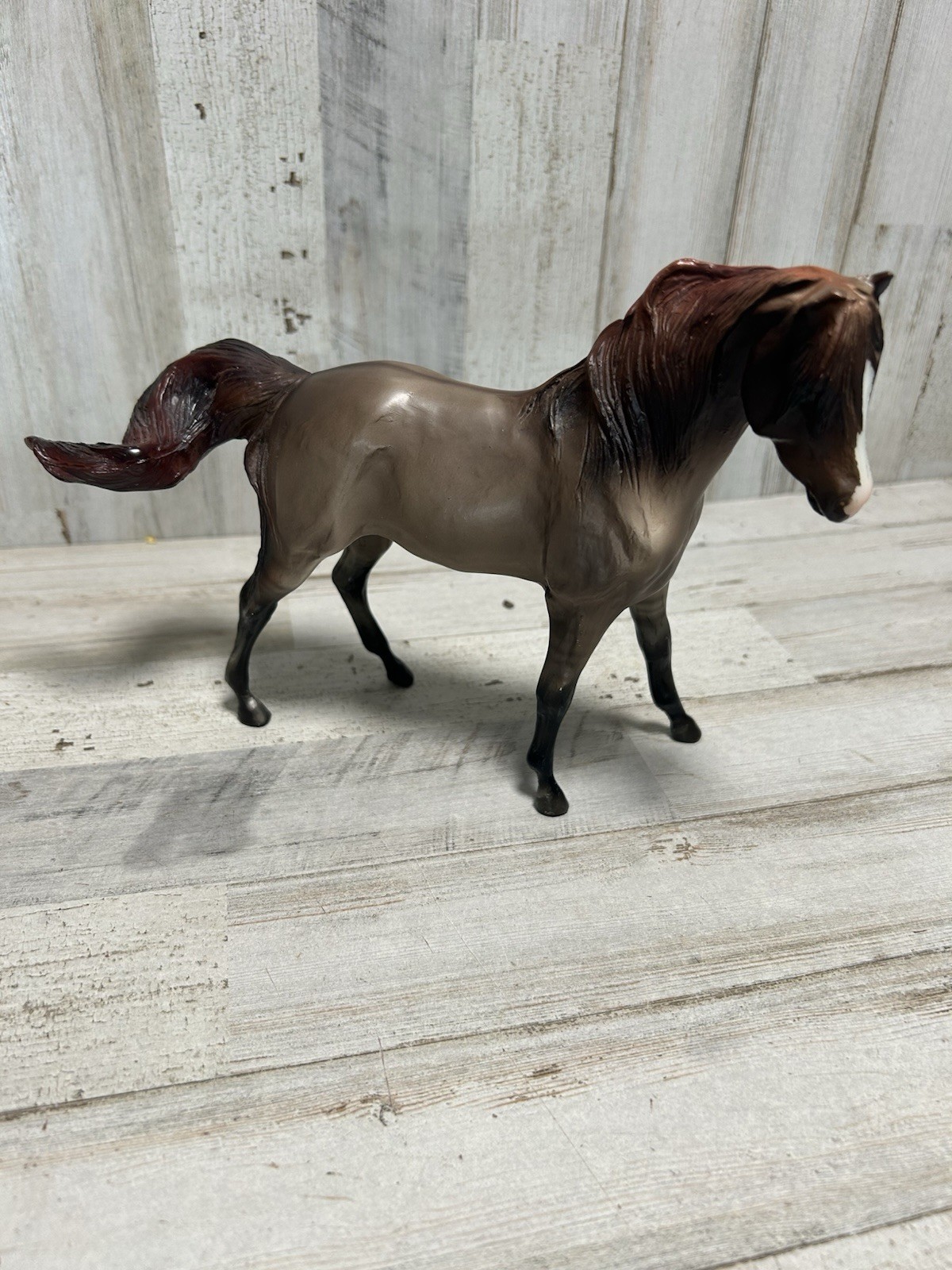 Breyer Reeves BROWN MARE WITH WHITE BLAZE ON FACE & STANDING TAIL