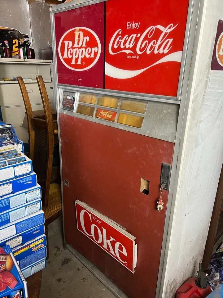 Vintage Coca-Cola Dr. Pepper Machine Vendo model V 348 / 198-6 (WORKS)