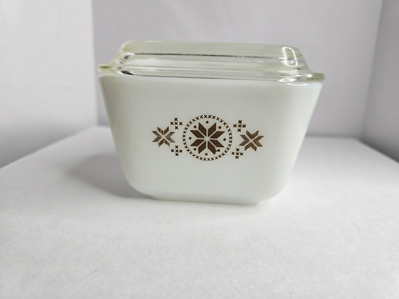 PYREX 501 TOWN AND COUNTRY DISH WITH LID