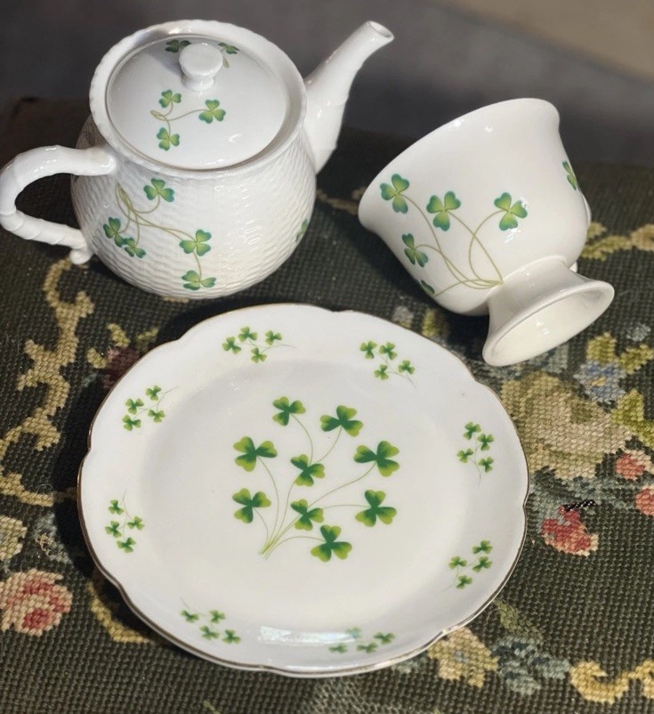 VNTG 4 Piece Nantucket Home Weave  Shamrock Clover TEAPOT/Plate/tea Cup + Cross