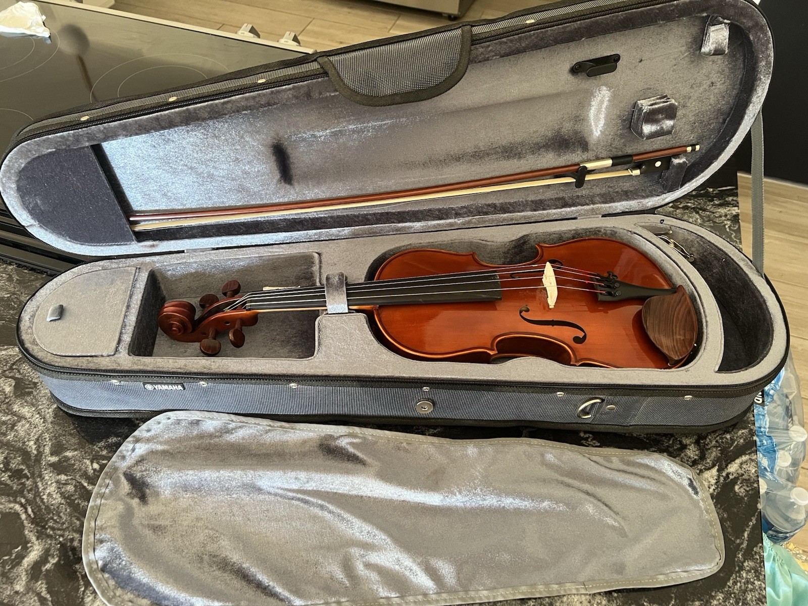 Yamaha V-5 4/4 Acoustic Violin w/ Case, Bow, Shoulder Rest, Strings