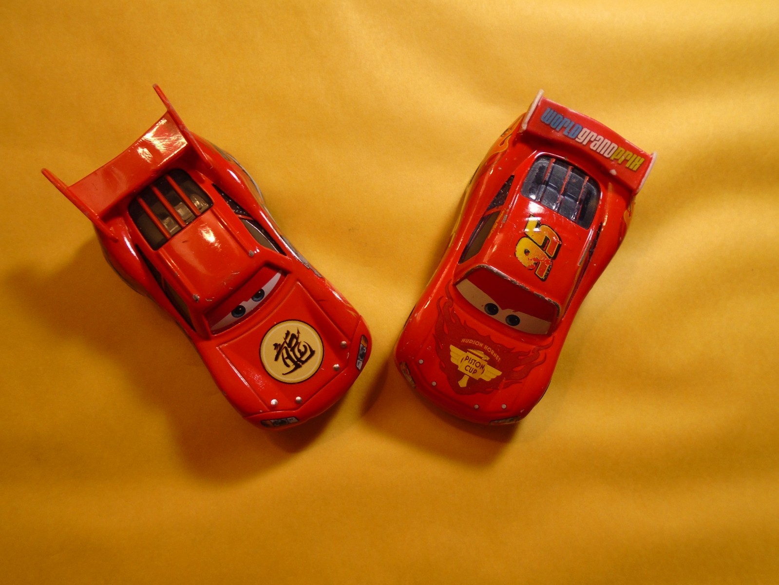 DISNEY PIXAR  CARS, DIECAST CARS, CHARACTER CARS  (  2 - LIGHTNING  MCQUEENS )