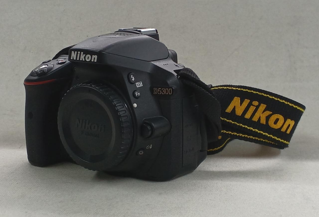 Nikon D5300 DSLR Camera with Battery Charger & Bag Used From Japan