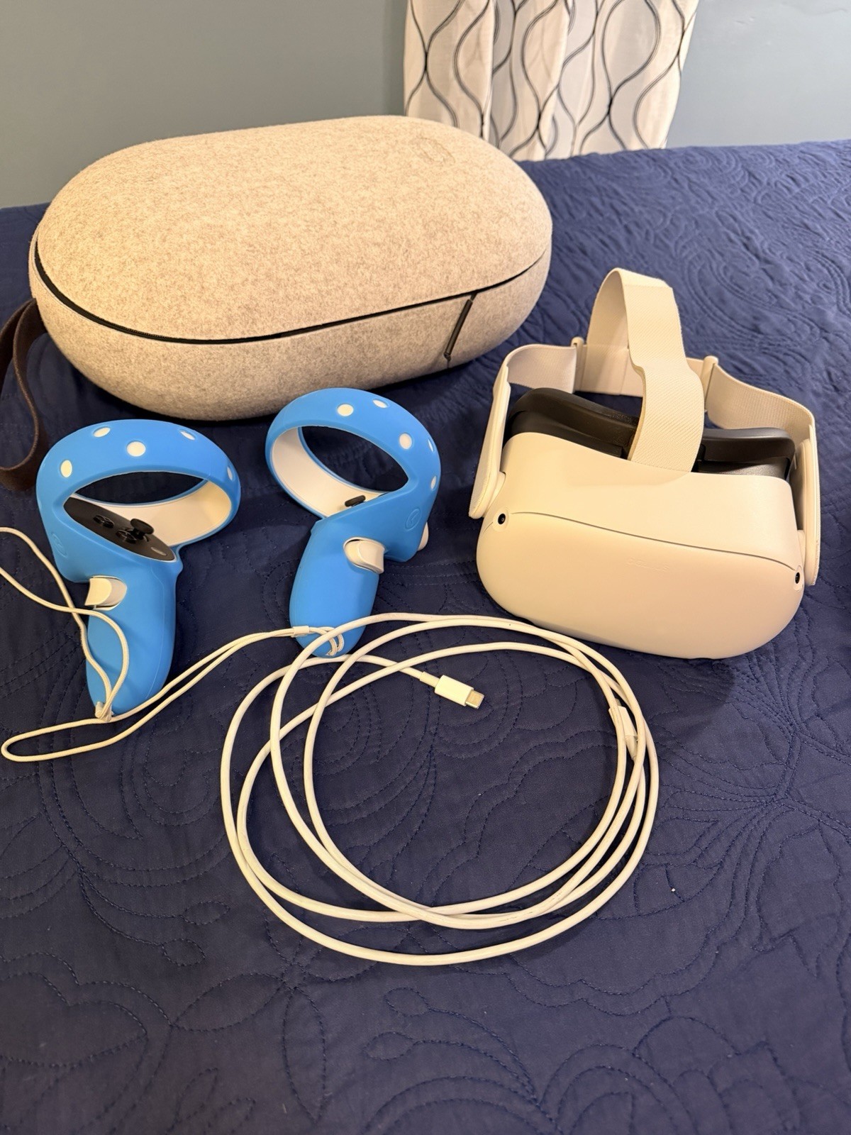 Meta Quest 2 128GB White Virtual Reality Headset With Official Carrying Case