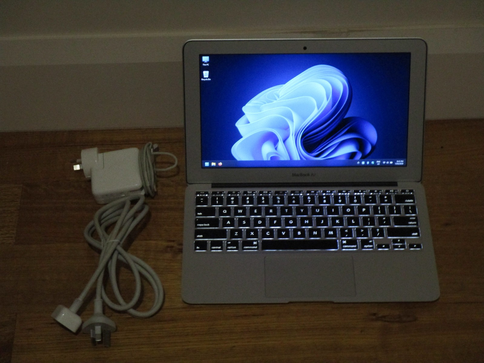 (Windows 11) 2013-2014 MacBook Air 11.6" (A1465, i5-4260U, 4GB RAM, 120GB SSD)