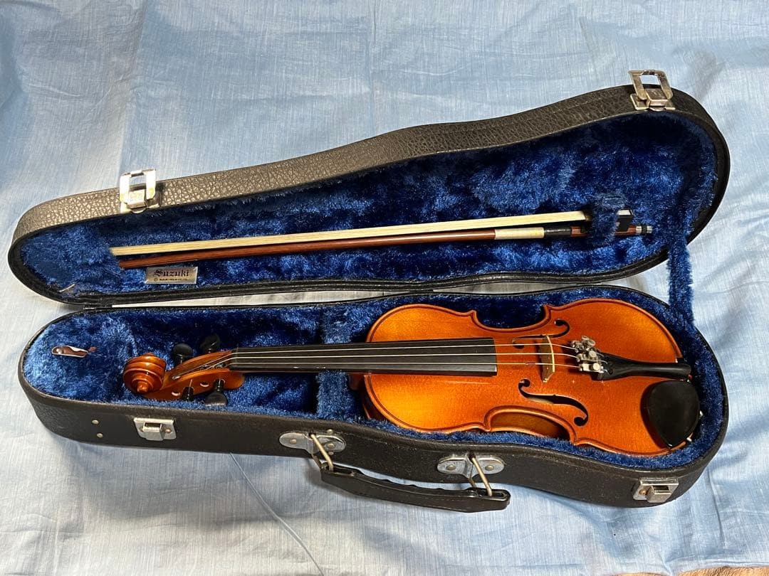 Suzuki violin 1/8 body and case included for children