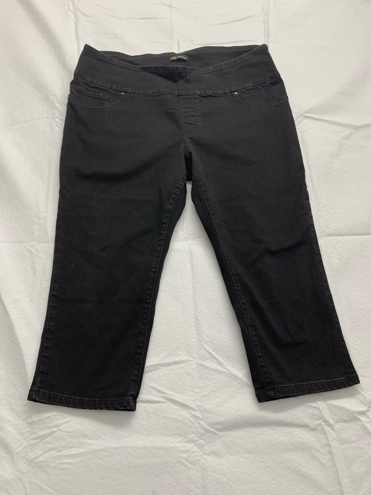 Lee Womens Slimming Fit Black Capri Pants Size 18W Medium Stretch Material