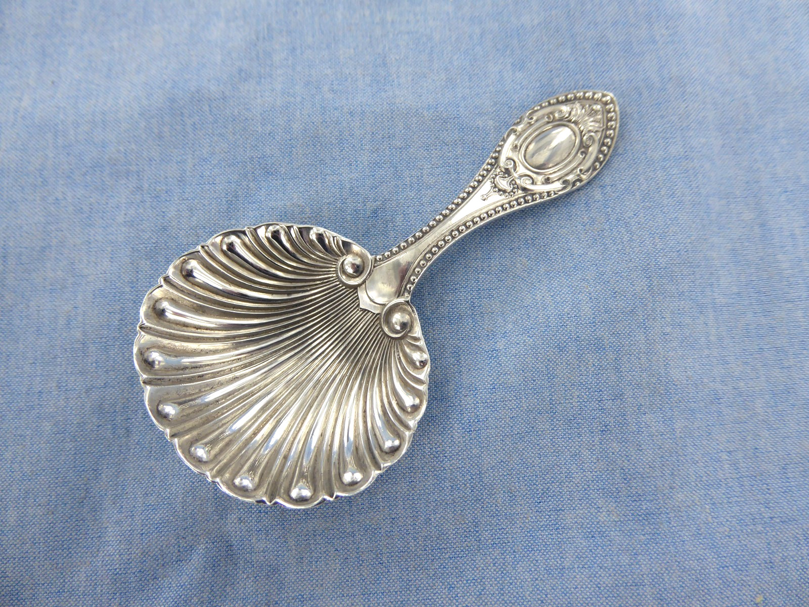 AN ANTIQUE STERLING SILVER TEA CADDY SPOON  SHEFFIELD 1893.