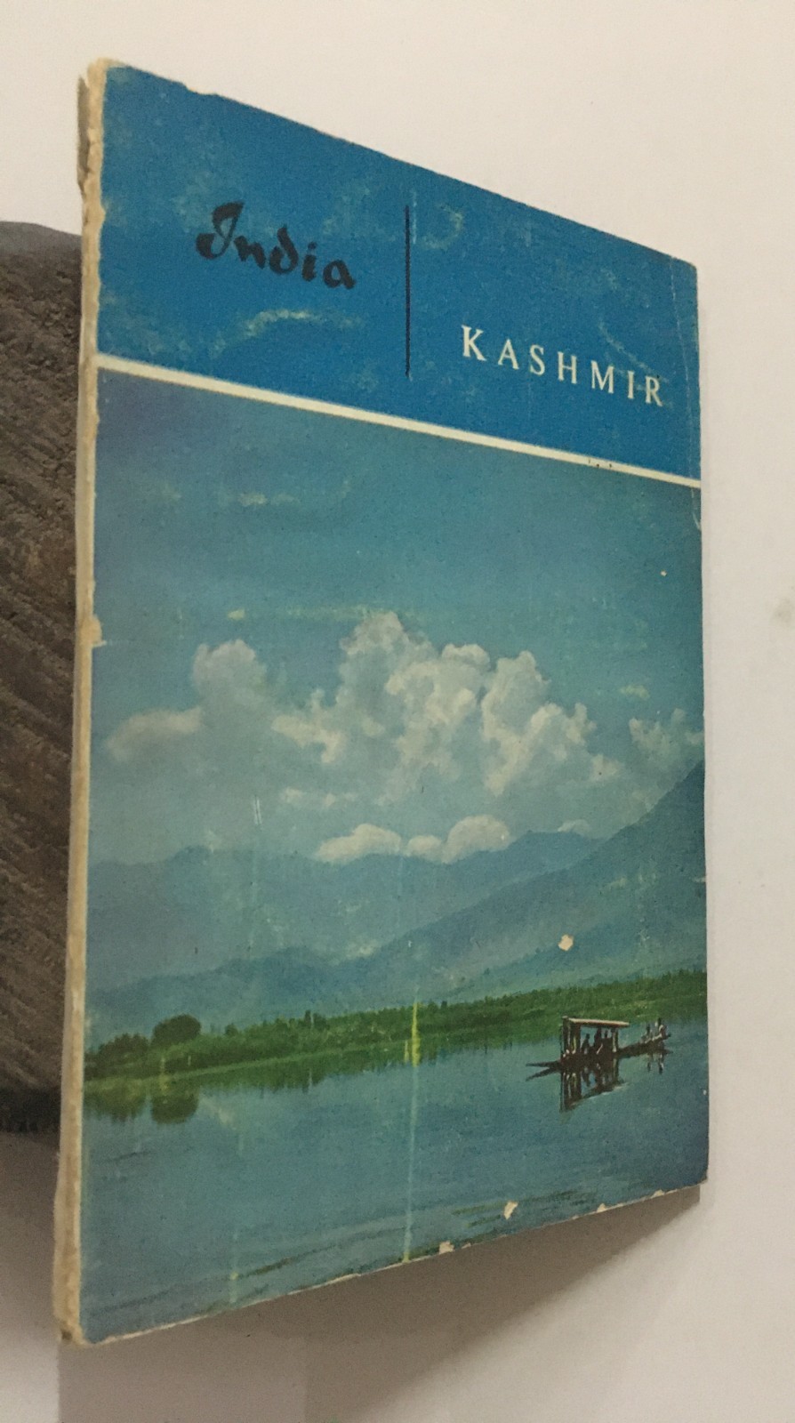 Guide To Kashmir. Government Of India. 1966. New Delhi. 64p. Illustrated. Map.