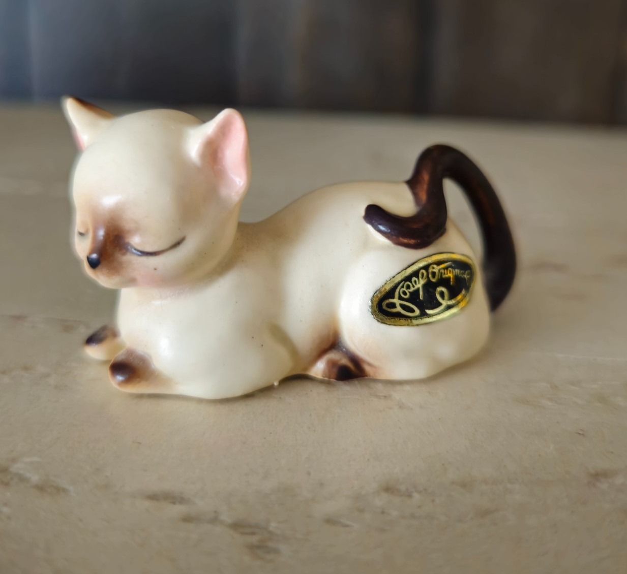 Josef Originals Siamese Cat Figurine Small 2 inch Sleeping Kitten With Sticker