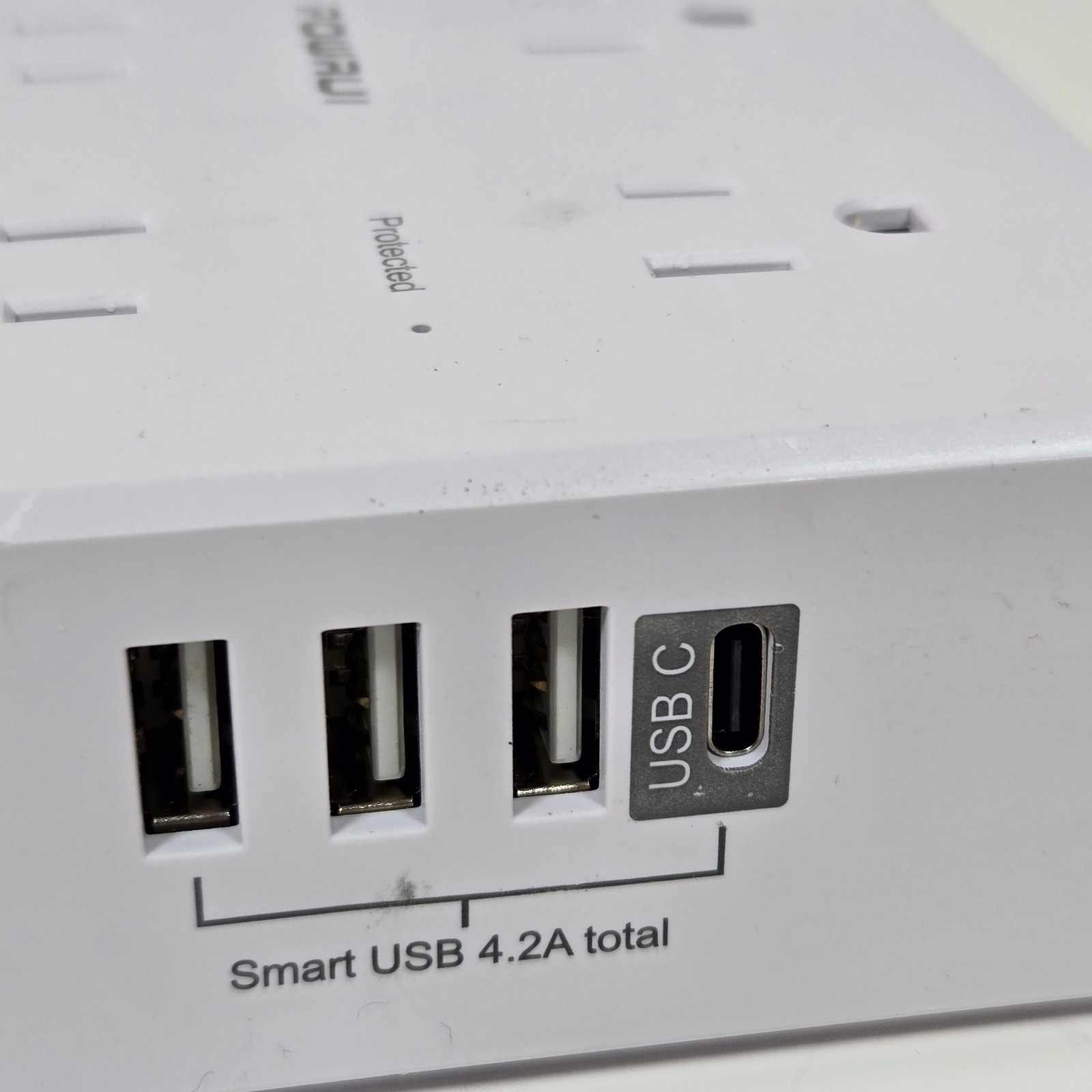 POWRUI 6 Outlet Power Strip Surge Protector with 3 USB Ports and 1 USB-C White