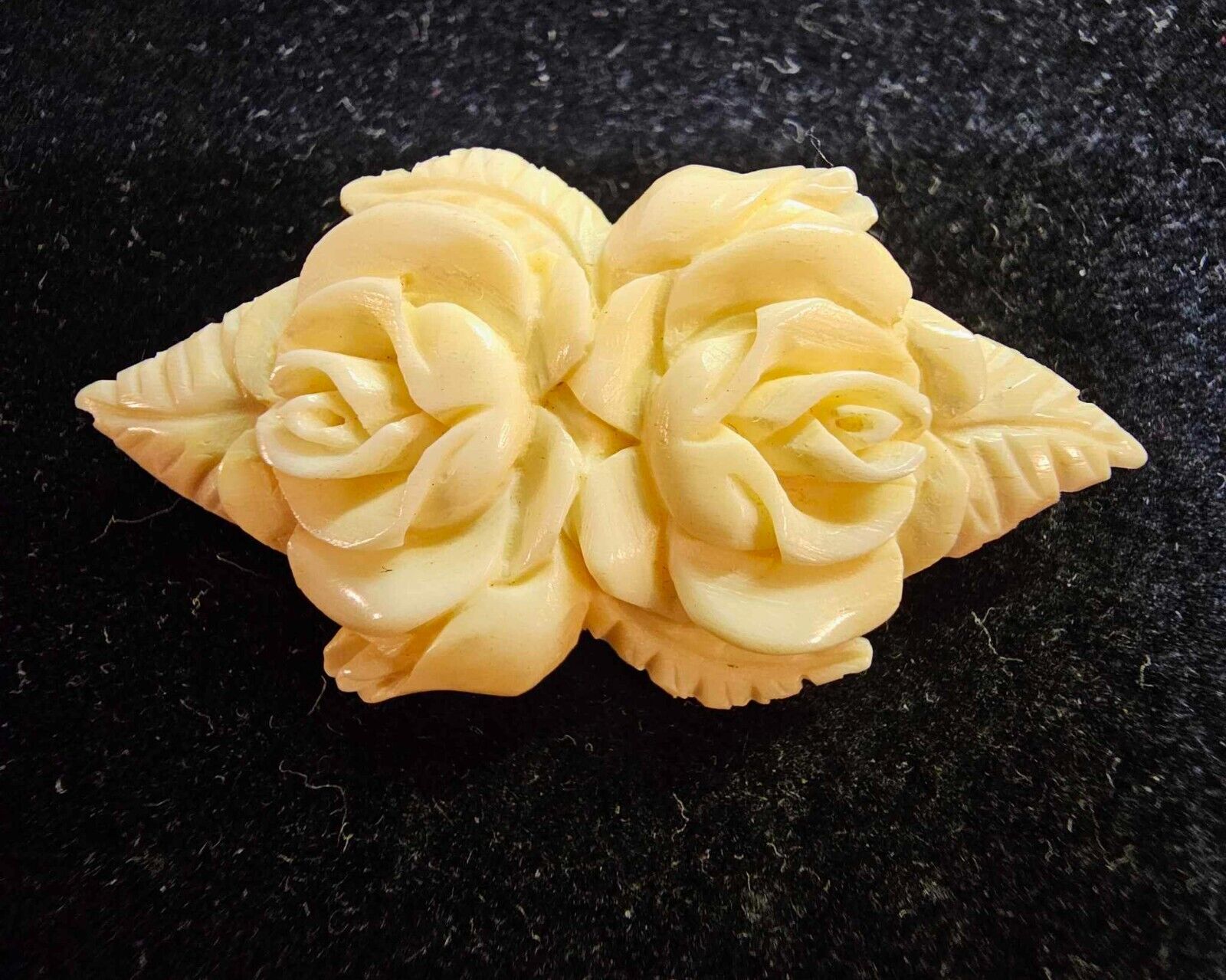 Vtg Carved 2 Roses flowers w/ Leaf Brooch Pin- S10